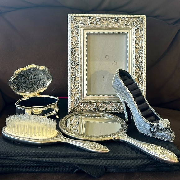 vantage Accessories - Awesome vintage never used victorian stylebeauty set 5 pieces